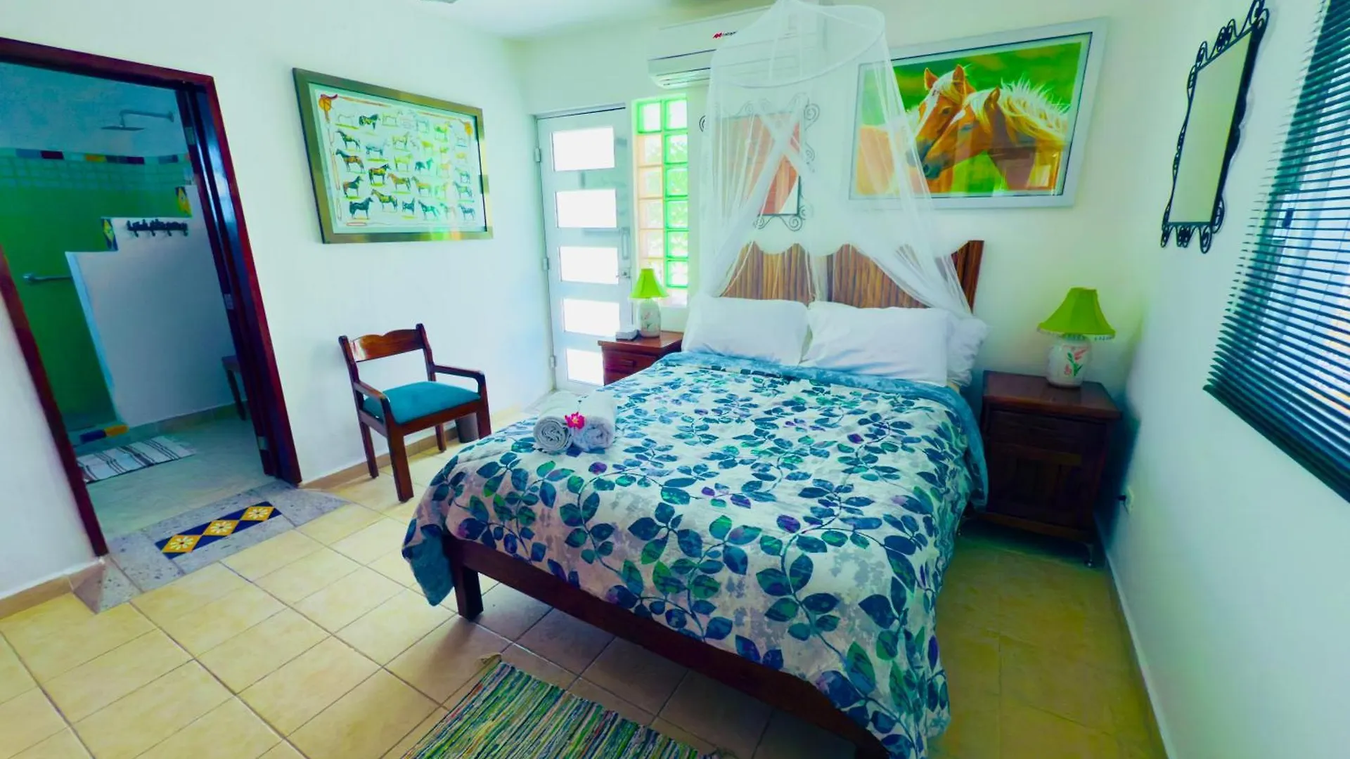 Urbaneden 'Another Day In Paradise' Playa del Carmen Meksyk