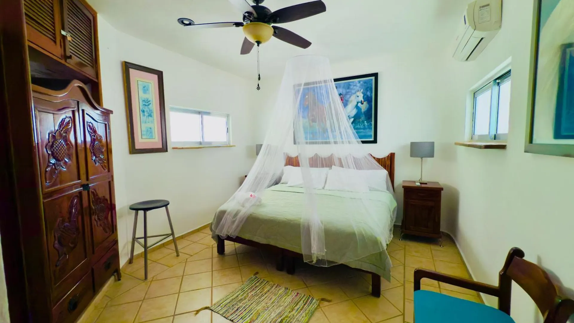 Urbaneden 'Another Day In Paradise' Playa del Carmen Meksyk