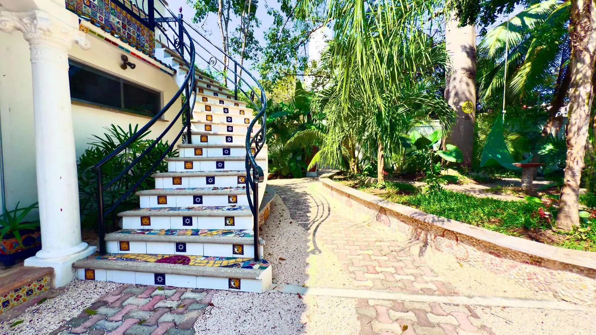 Urbaneden 'Another Day In Paradise' Playa del Carmen Meksyk