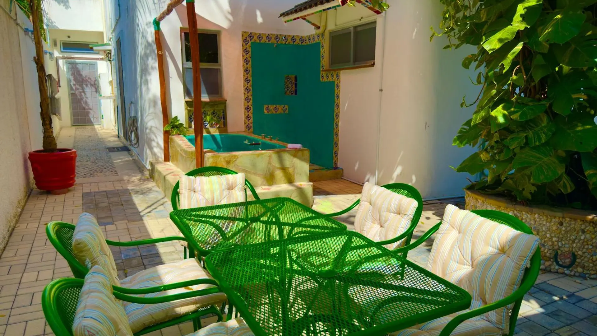 Urbaneden 'Another Day In Paradise' Playa del Carmen Meksyk